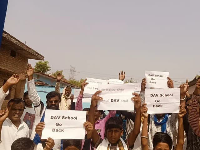 Sonbhadra News: ओबरा इंटर कॉलेज के निजीकरण के विरोध में फिर एक जुट हुए रहवासी और छात्र, किया काली पट्टी बांधकर विरोध प्रदर्शन.