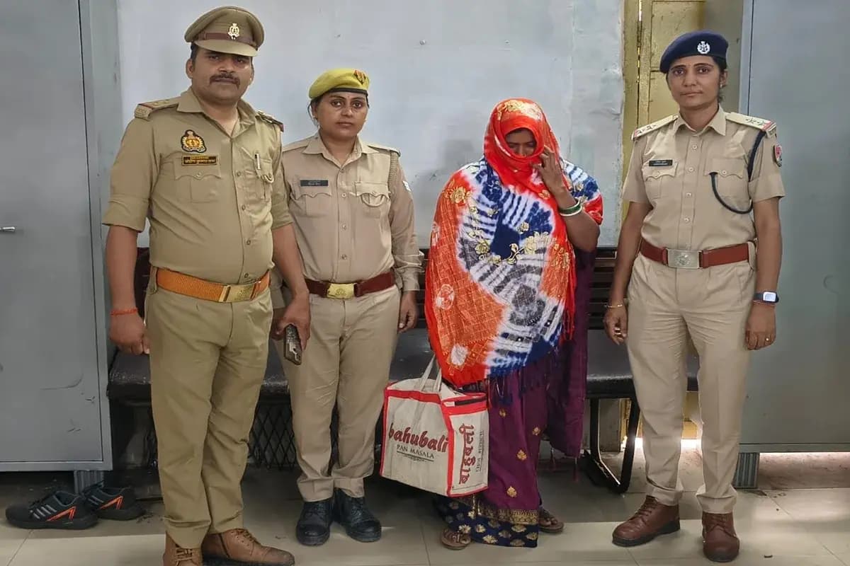 Chandauli News: शराब के साथ पर पकड़ी गई महिला तस्कर.