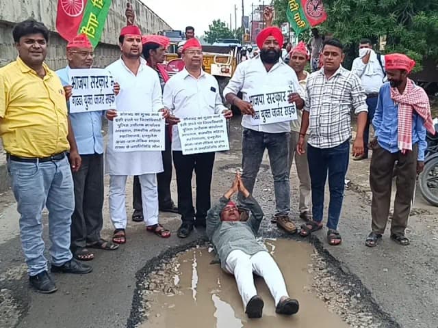 Sonbhadra News: जर्जर और गढ्ढा युक्त सड़कों को लेकर सपा का अनोखा प्रदर्शन.