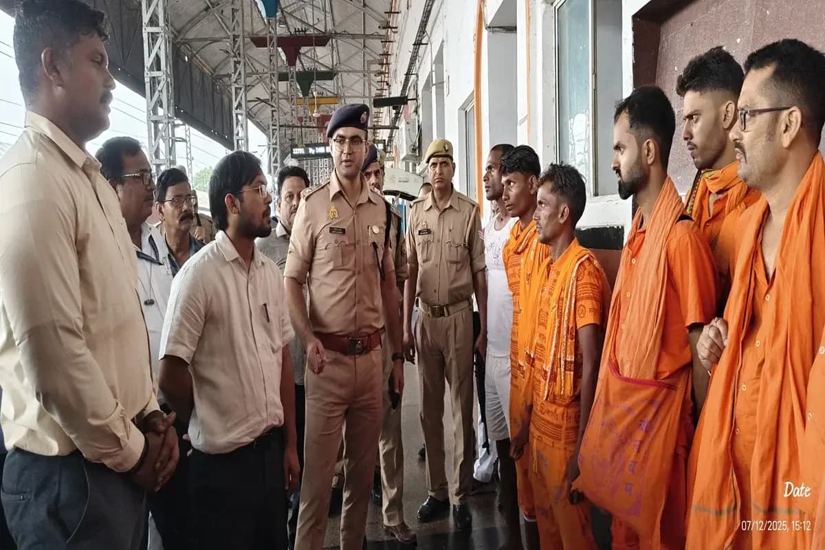 Chandauli News: कांवड़ियों की भीड़ के मद्देनजर तैयारियों और सुरक्षा व्यवस्था का डीएम, एसपी, कमांडेंट ने लिया जायजा.