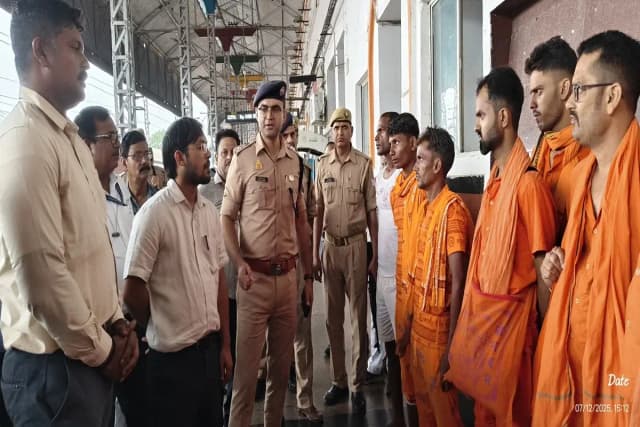 Chandauli News: कांवड़ियों की भीड़ के मद्देनजर तैयारियों और सुरक्षा व्यवस्था का डीएम, एसपी, कमांडेंट ने लिया जायजा.