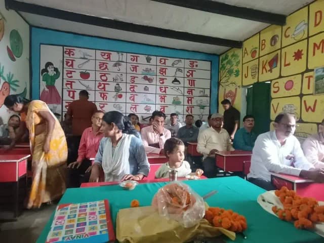 Sonbhadra News: प्राथमिक विद्यालय करसोता में परिषदीय विद्यालयों के शिक्षकों की हुई बैठक.