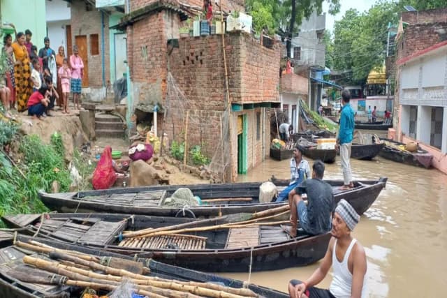 Chandauli News: गंगा का रौद्र रूप देख सहमे ग्रामीण, टाण्डाकला और बलुआ बाजार में घुसा गंगा का पानी. 