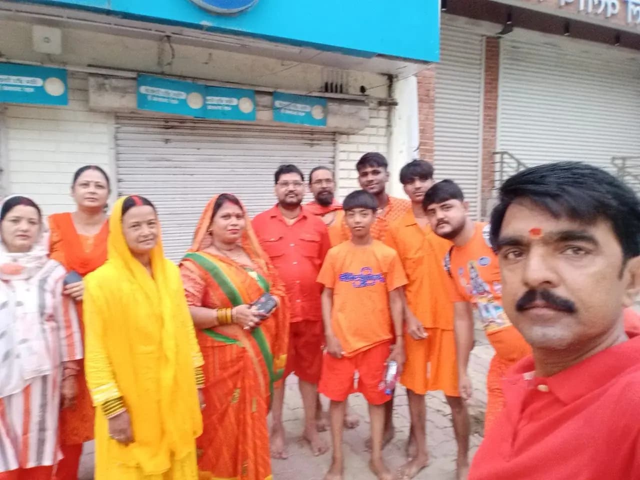 Sonbhadra News: देवघर के लिए निकला कावरियों का जत्था, सोमवार को करेंगे बाबा बैद्यनाथ पर जलाभिषेक.