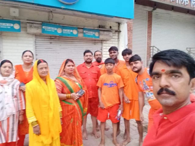 Sonbhadra News: देवघर के लिए निकला कावरियों का जत्था, सोमवार को करेंगे बाबा बैद्यनाथ पर जलाभिषेक.