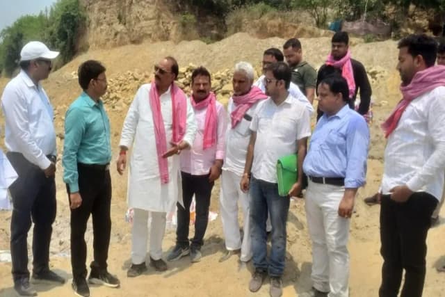Chandauli News: गंगा कटान सहित कई मुद्दों को लेकर सपा विधायक ने अधिकारियों के संग किया निरीक्षण.