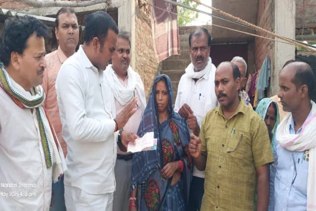 Chandauli News: मृतक शिक्षामित्र के परिवार का सहयोगी शिक्षामित्रों ने किया आर्थिक मदद.