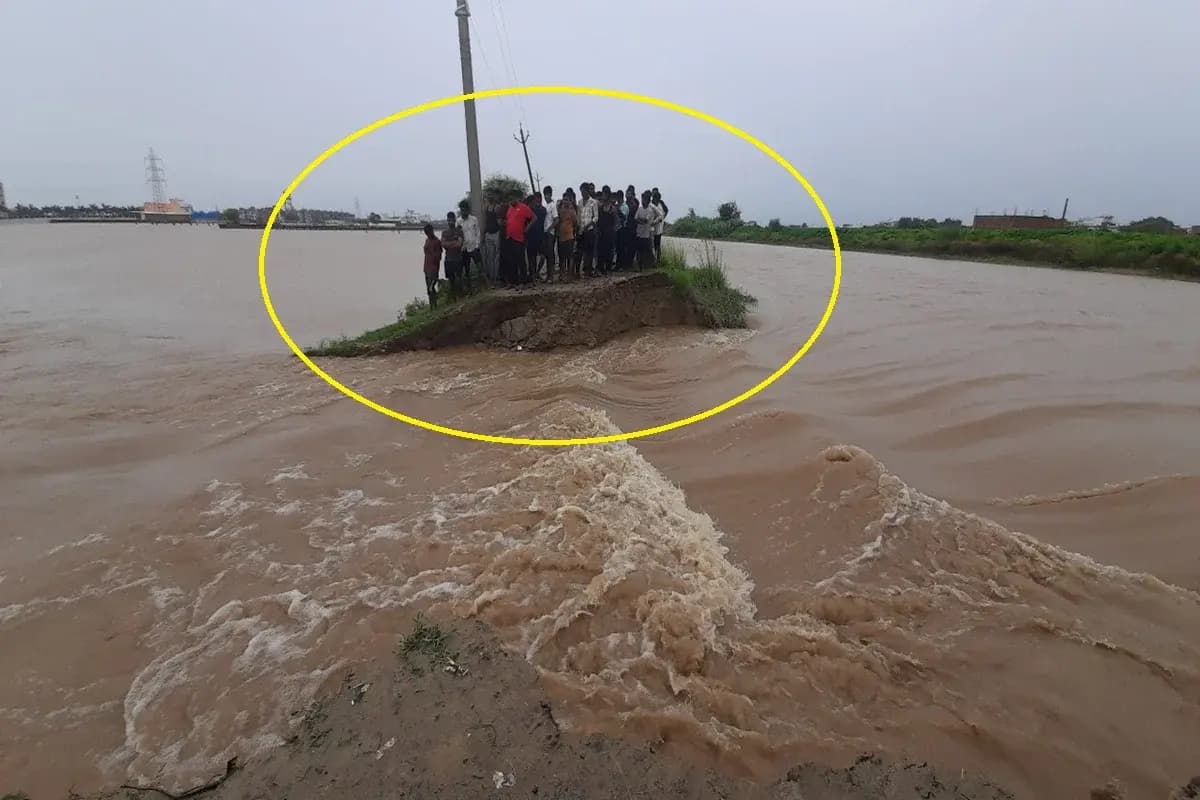 Chandauli News: घर में सोये थे ग्रामीण तभी घुस गया गंगा नहर का पानी, सिचाई विभाग की लापरवाही से टुटा नहर का तटबंध.