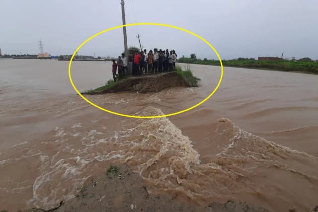 Chandauli News: घर में सोये थे ग्रामीण तभी घुस गया गंगा नहर का पानी, सिचाई विभाग की लापरवाही से टुटा नहर का तटबंध.