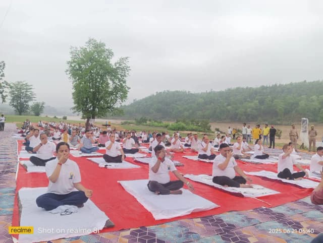 Sonbhadra News: 11वें अंतराष्ट्रीय योग दिवस पर प्रकृति की गोद में किया गया योग, ‘‘एक पृथ्वी एक स्वास्थ्य के लिए योग‘‘ रहा थीम.