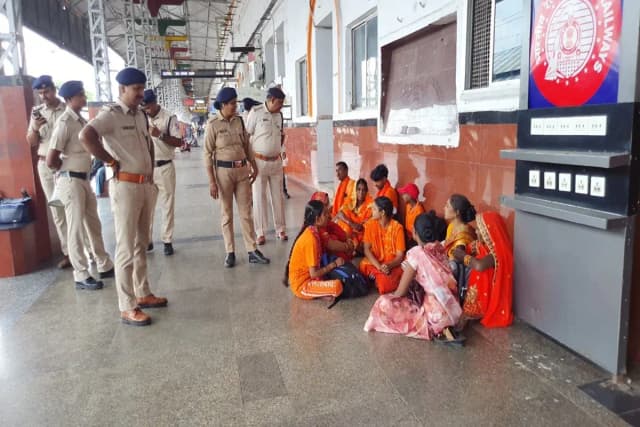 Chandauli News: बोल बम के नारों से गूंजता रहा डीडीयू स्टेशन, बैजनाथ धाम रवाना हुए कावड़िया.