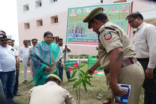 Chandauli News: राज्यसभा सांसद साधना सिंह ने कहा पेड़ पौधों से पर्यावरण का संतुलन बनाने में महत्वपूर्ण योगदान.
