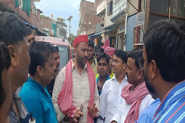 Chandauli News: सड़क और नाला निर्माण के समर्थन में उतरे पूर्व सपा विधायक, स्थानीय सपा विधायक लापता. 