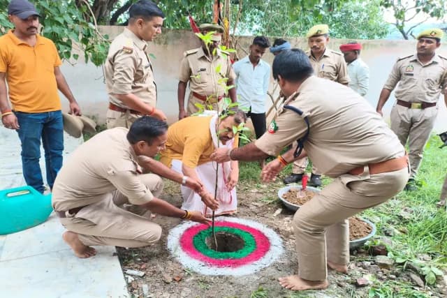 Chandauli News: जागेश्वर नाथ मंदिर परिसर में लगाए रुद्राक्ष और चंदन के पौधे.
