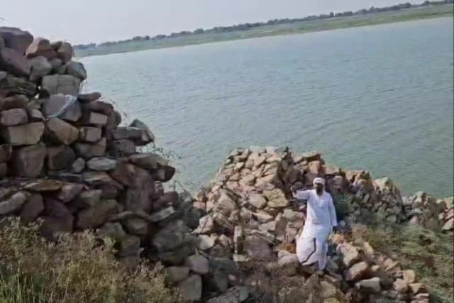 Chandauli News: पूर्व सपा विधायक का आरोप, महुजी में गंगा कटान रोकने के नाम हुआ बड़ा भ्रष्टाचार. 