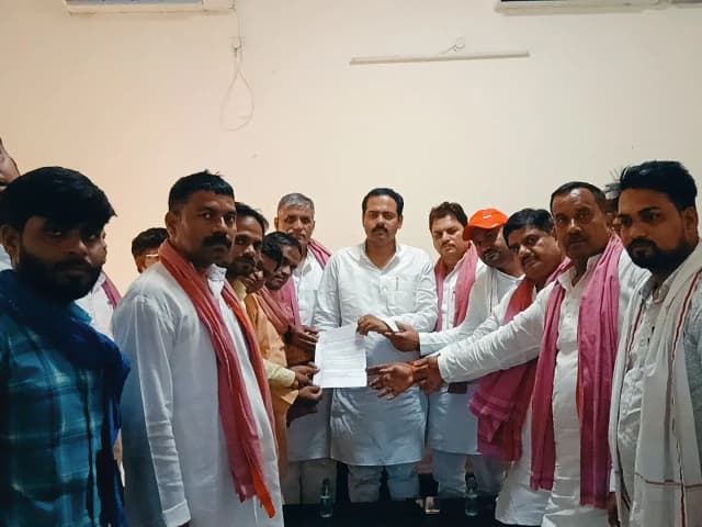 Sonbhadra News: ओबरा इंटर कॉलेज का निजीकरण का विवाद नहीं हो रहा खत्म, निजीकरण हटाने को लेकर दिया गया ज्ञापन.