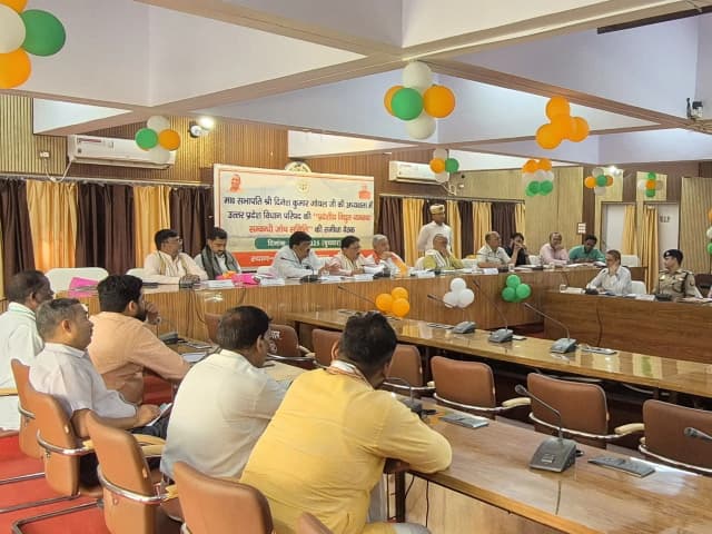 Sonbhadra News: प्रदेशीय विद्युत व्यवस्था सम्बन्धी जांच समिति के सभापति ने अधिकारियों के साथ की बैठक, दिया आवश्यक निर्देश.