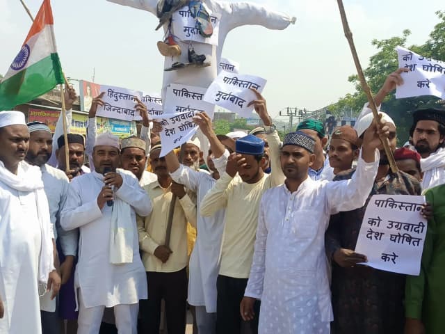 Sonbhadra News: हिंदुस्तान-पाकिस्तान में चल रहे युद्ध के बीच मुस्लिम समुदाय हुआ लामबंद, पाकिस्तान को आतंकी देश घोषित करने की मांग।