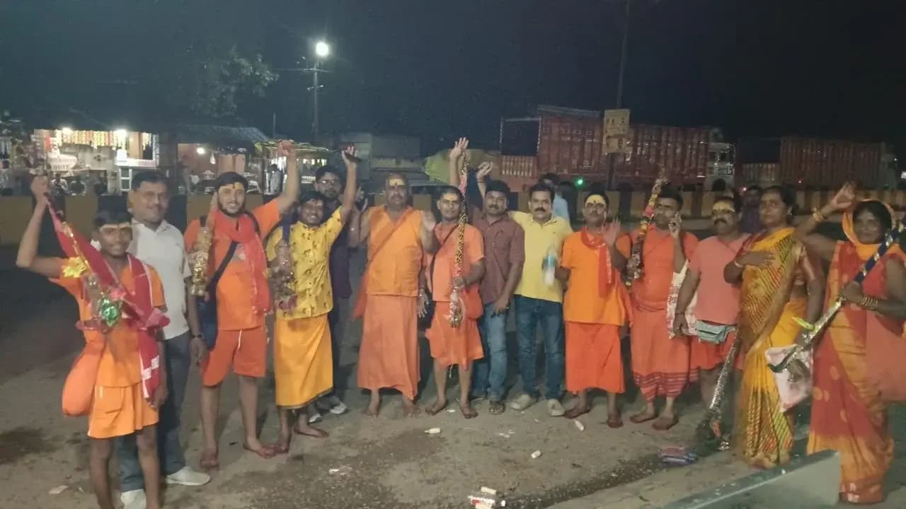 Sonbhadra News: दर्जनों कांवरियों का जत्था देवघर के लिए हुआ रवाना, हर हर महादेव और बोल बम के उद्घोष से गुंजा चोपन बस स्टैंड.