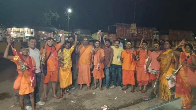 Sonbhadra News: दर्जनों कांवरियों का जत्था देवघर के लिए हुआ रवाना, हर हर महादेव और बोल बम के उद्घोष से गुंजा चोपन बस स्टैंड.