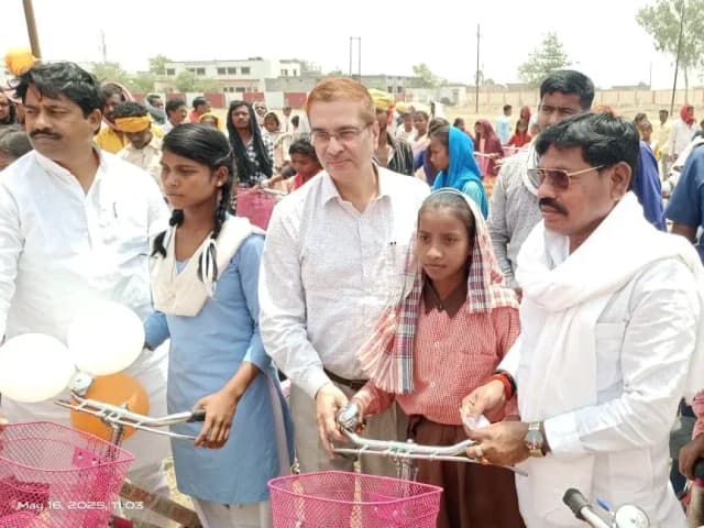 Sonbhadra News : भीषण गर्मी में छात्राओं को वितरित किया गया साइकिल, लू के बीच बैठे बच्चे चिड़चिड़े पन के हुए शिकार, देर से पहुंचे राज्य मंत्री ने दी सफाई.