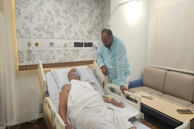 Chandauli News: पटना सिकंदराबाद एक्सप्रेस में जहरखुरानी के शिकार हुए पूर्व विधायक मनोज सिंह डब्लू के पिता.