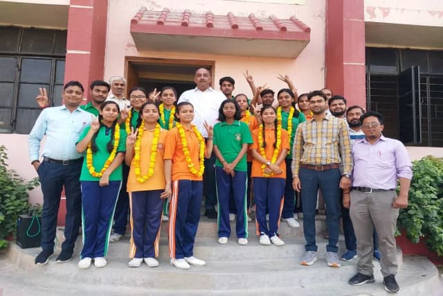 Chandauli News: सीबीएसई इंटर हाईस्कूल की परीक्षा में सर्वश्रेष्ठ प्रदर्शन कर छात्रों ने विद्यालय का नाम रोशन किया.