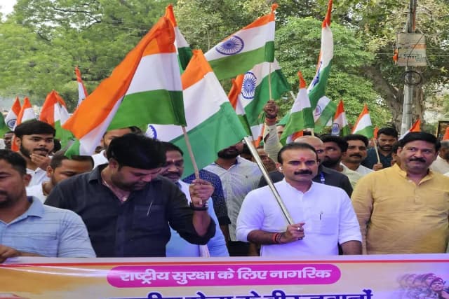 Chandauli News: तिरंगा यात्रा में लगे भारत माता के जयकारे, सुशील सिंह ने कहा भारतीय सेना ने देश का बढ़ाया मान.