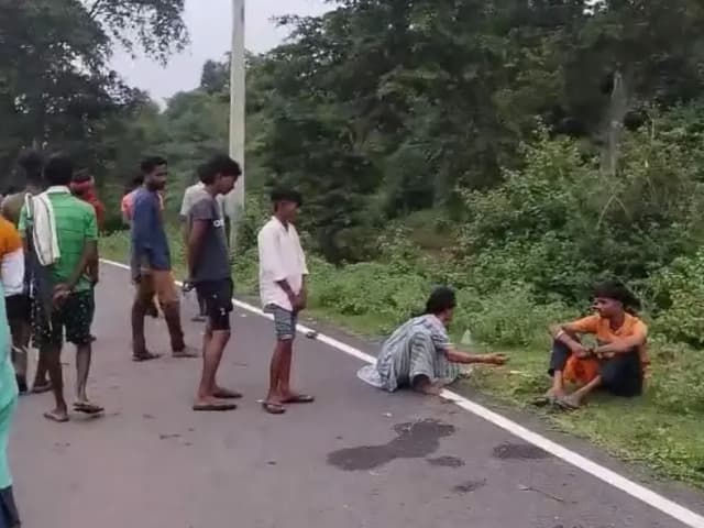Sonbhadra News: बाइक सवार युवक नाले के पानी के तेज़ बहाव में बहे, खोजबीन जारी.