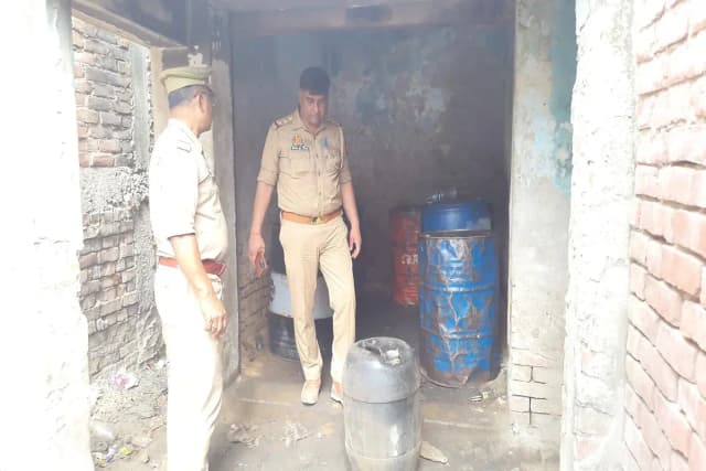 Chandauli News: तेल चोरी के ठिकानों पर पुलिस की छापेमारी, 500 लीटर चोरी का डीजल बरामद, तेल माफियाओं में हड़कंप.