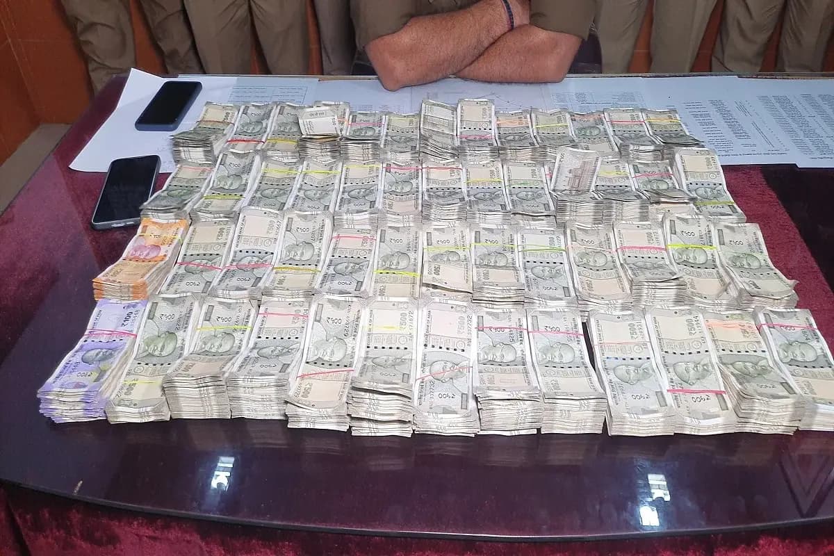 Chandauli News: ट्रेनों से अवैध करेंसी का सफर जारी, दो दिन में पकड़े 81 लाख रुपए.