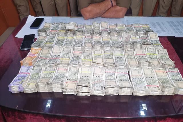 Chandauli News: ट्रेनों से अवैध करेंसी का सफर जारी, दो दिन में पकड़े 81 लाख रुपए.