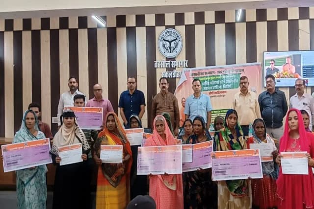 Chandauli News: मुख्यमंत्री कृषक बीमा के तहत 37 लाभार्थियों को मिला पांच पांच लाख का सिम्बॉलिक चेक.