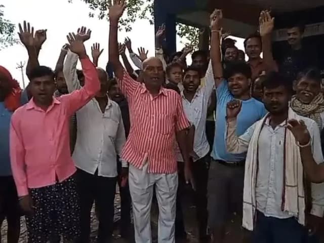 Sonbhadra News: लिंक रोड की जर्जर स्थित से रहवासी परेशान, किया प्रदर्शन.