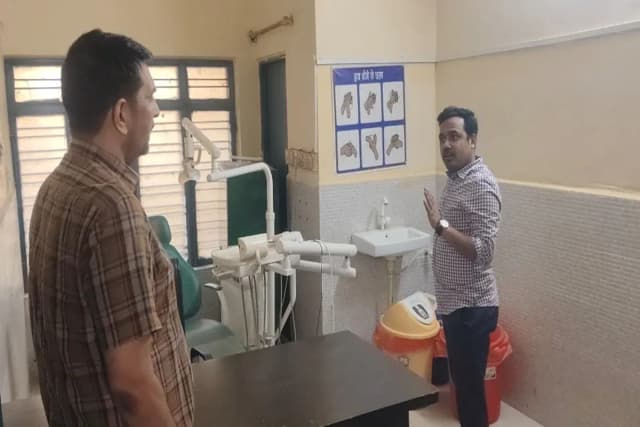 Chandauli News: एसडीएम के निरीक्षण में सीएचसी से दंत चिकित्सक सहित कई नदारत.