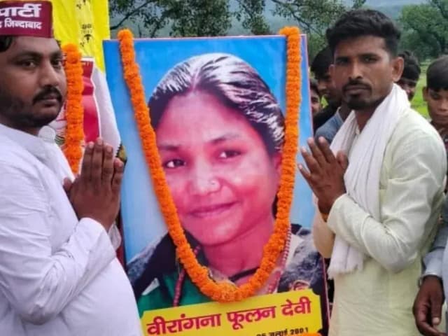 Sonbhadra News: फूलन देवी का शहादत दिवस मनाया गया, पिंडारी में निषाद पार्टी के कार्यकर्ताओं ने दी श्रद्धांजलि.