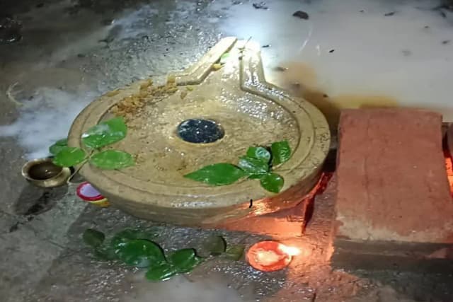 Chandauli News: नींव की खुदाई में मिला शिवलिंग, लगे हर हर महादेव के नारे.