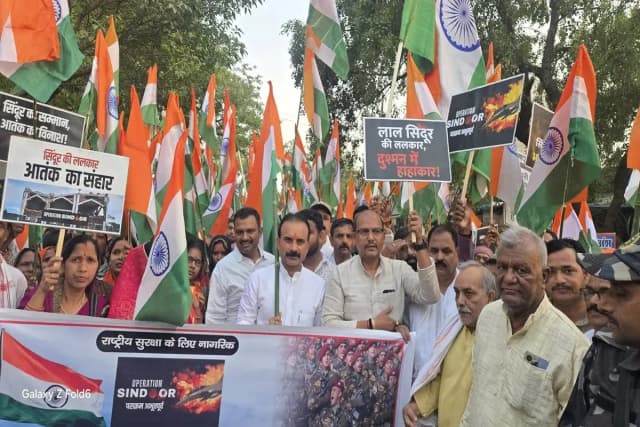 Chandauli News: भारतीय सेना के सम्मान में सैयदराजा विधायक और धानापुर ब्लॉक प्रमुख के नेतृत्व में निकाली गई तिरंगा यात्रा.