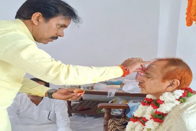 Chandauli News: कैबिनेट मंत्री अनिल राजभर ने गुरु दरबार में लगाई हाजिरी.