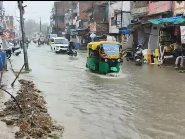 Sonbhadra News: बारिश ने खोली नगर पालिका के विकास की पोल, रोड और गलियां गंदे पानी से लबालब.