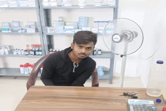 Chandauli News: जन औषधि केंद्र पर बगैर फार्मेसी डिग्री के दी जा रही दवा, मरीजों की बढ़ सकती है मुसीबत.