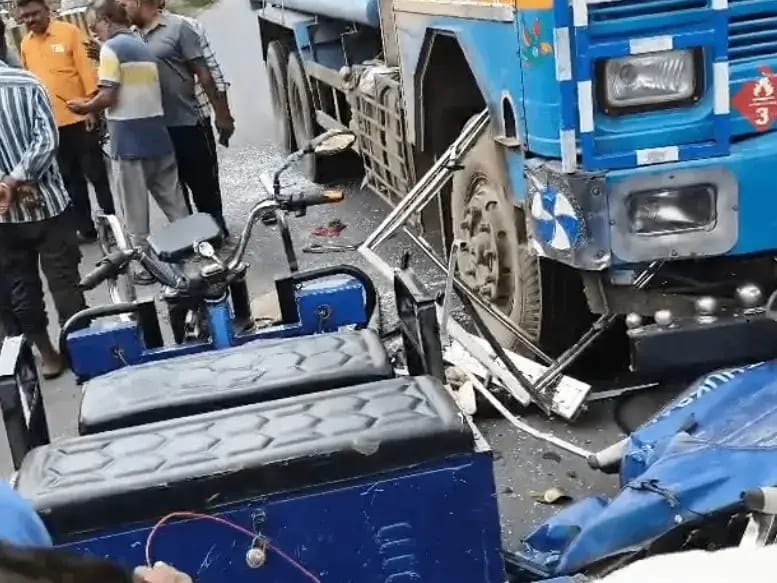 Sonbhadra News:  टैंकर वाहन ने तेज रफ्तार से पीछे से मारी टोटो में जोरदार टक्कर, दो घायल जिला अस्पताल रेफर.
