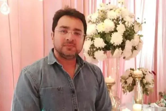 Chandauli News: दवा व्यवसाई को उसके दुकान के सामने बदमाशों ने सिर में मारी गोली, वाराणसी ट्रामा सेंटर में मौत.
