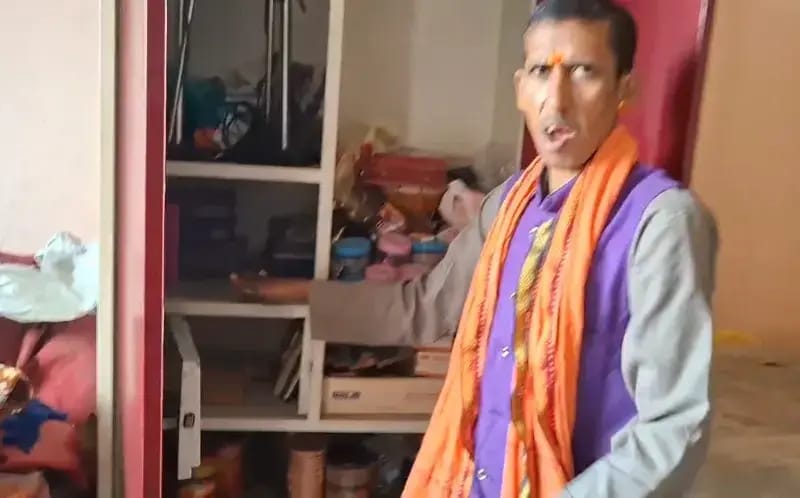 Chandauli News: हौसला बुलंद चोरों ने मंदिर को बनाया निशाना, दान पेटी और घंटी पर हाथ किया साफ.