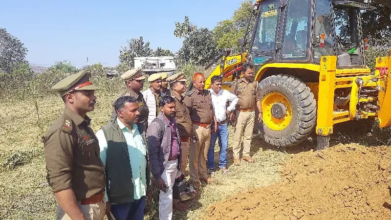 Chandauli News: अवैध कब्जे पर चला बुलडोजर, 100 बीघा जंगल कि जमीन अतिक्रमण मुक्त.
