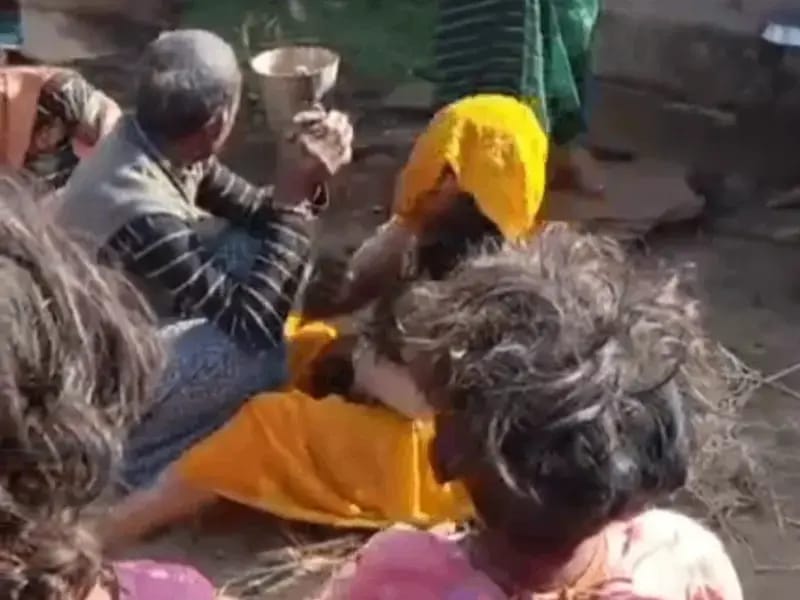 Sonbhadra News: अभय की किलकारी हमेशा के लिए हुई शांत, दुधमुंहे बच्चे की संदिग्ध परिस्थिति में झूलसकर मौत.