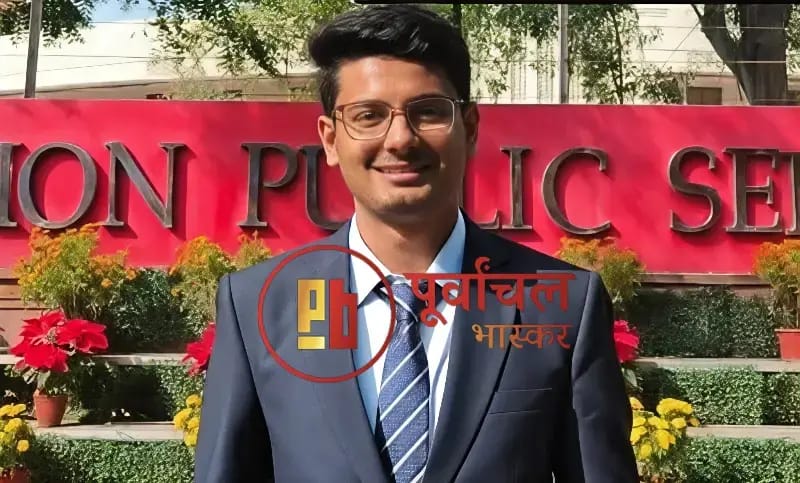 Chandauli News: आरपीएफ एएसआई के बेटे ने UPSC में हासिल की 50वीं रैंक, डीआरएम ने मां को किया सम्मानित.
