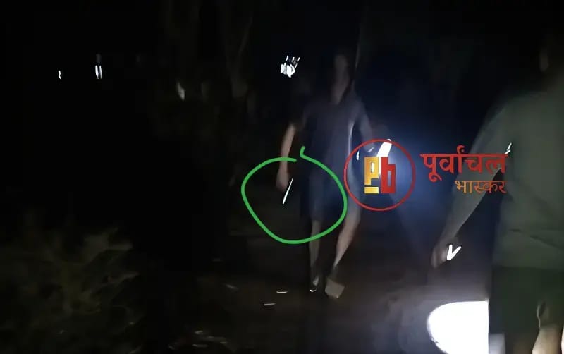 Chandauli News: चुनावी रंजिश में फायरिंग से हड़कंप, दरवाजे पर पहुंचकर युवक ने किया तीन राउंड फायर.
