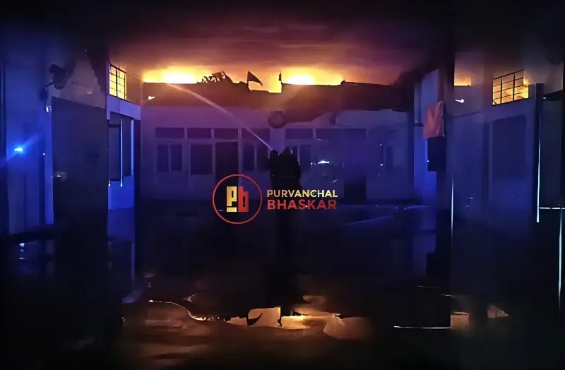 Chandauli News: बंद पड़े महिंद्रा शोरूम में भीषण आग, दो घंटे की मशक्कत के बाद काबू.
