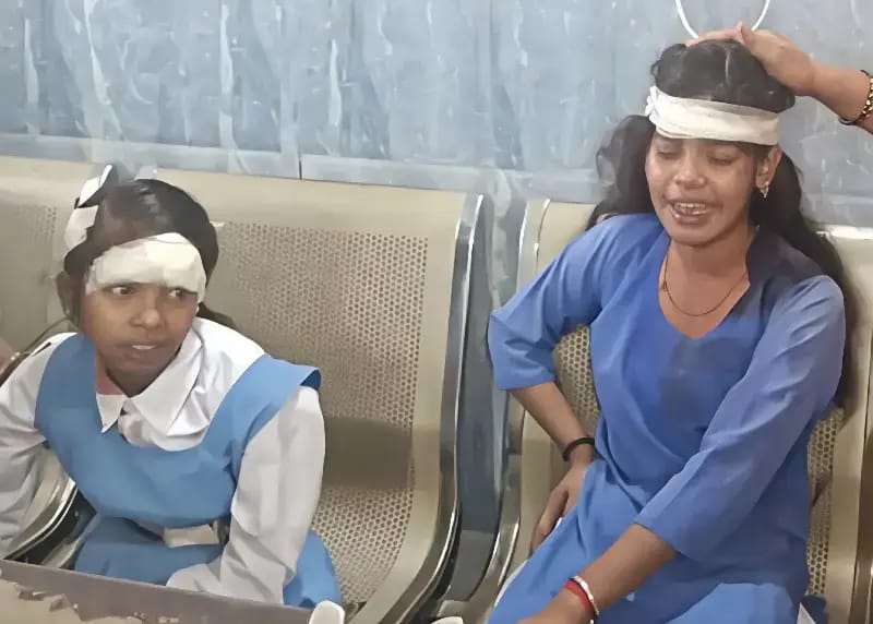 Chandauli News: नीजी स्कूल बस की टक्कर से दो छात्राएं घायल, सिर में आई गंभीर चोट.
